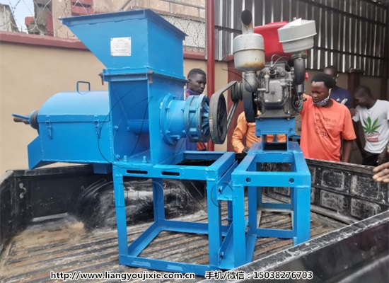 尼日利亞客戶到河南國瑞海外倉提取棕櫚油榨油機！