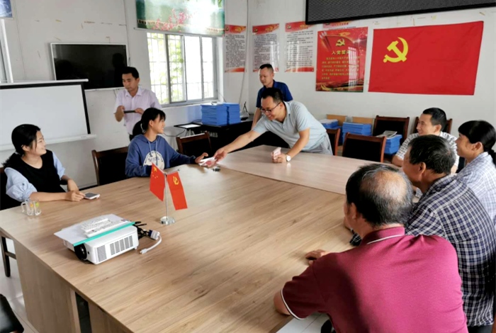 東盈董事咨詢貧困大學生